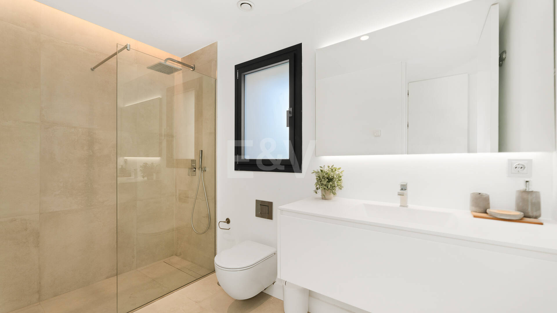 Elegant Modern Villa close to Aloha Golf