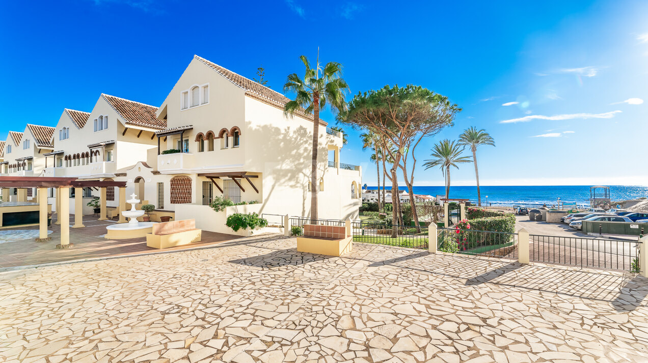 Außergewöhnliche 2-Schlafzimmer-Immobilie am Strand in Elviria mit geräumigen