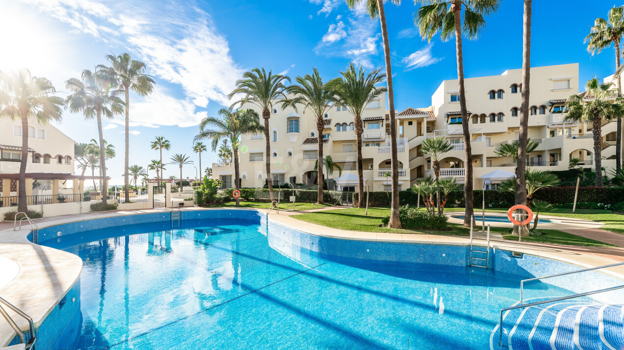 Außergewöhnliche 2-Schlafzimmer-Immobilie am Strand in Elviria mit geräumigen