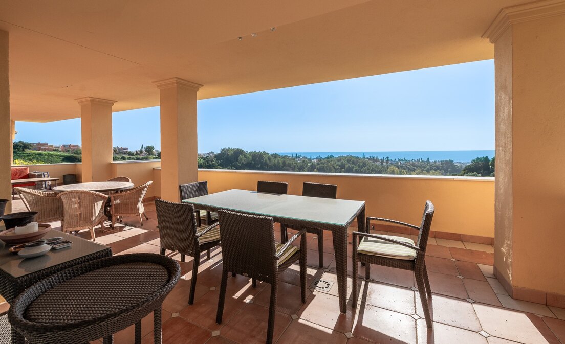 Elegant 3-Bedroom Apartment with Sea Views in Marbella’s Golden Mile