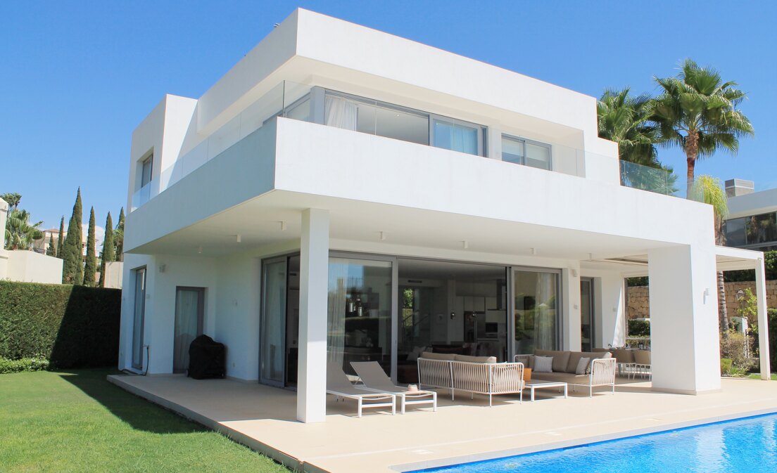 4-Bedroom Villa in Puerto Del Almendro, Benahavis, with Sea Views