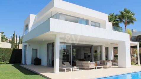 4-Bedroom Villa in Puerto Del Almendro, Benahavis, with Sea Views