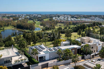 Graceful Front Line Golf Residence with Panoramic Views and Smart Automation