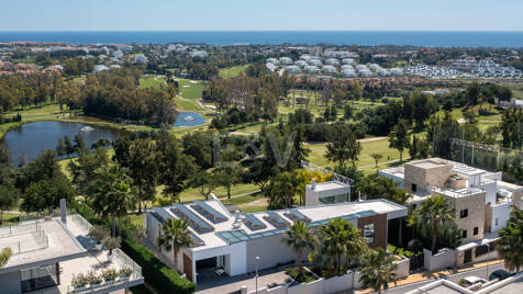 Graceful Front Line Golf Residence avec vues panoramiques et l'automatisation intelligente
