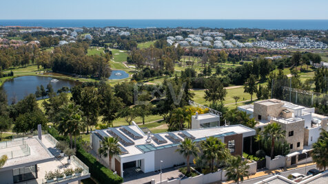 Graceful Front Line Golf Residence avec vues panoramiques et l'automatisation intelligente