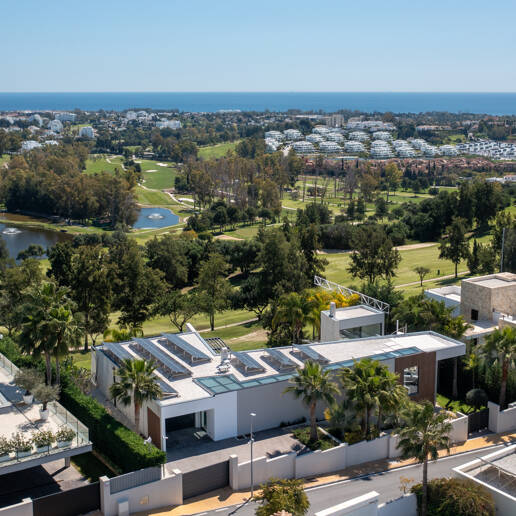 Graceful Front Line Golf Residence avec vues panoramiques et l'automatisation intelligente