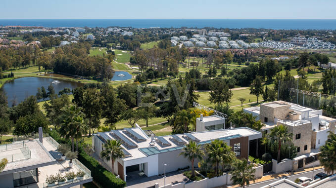 Graceful Front Line Golf Residence with Panoramic Views and Smart Automation