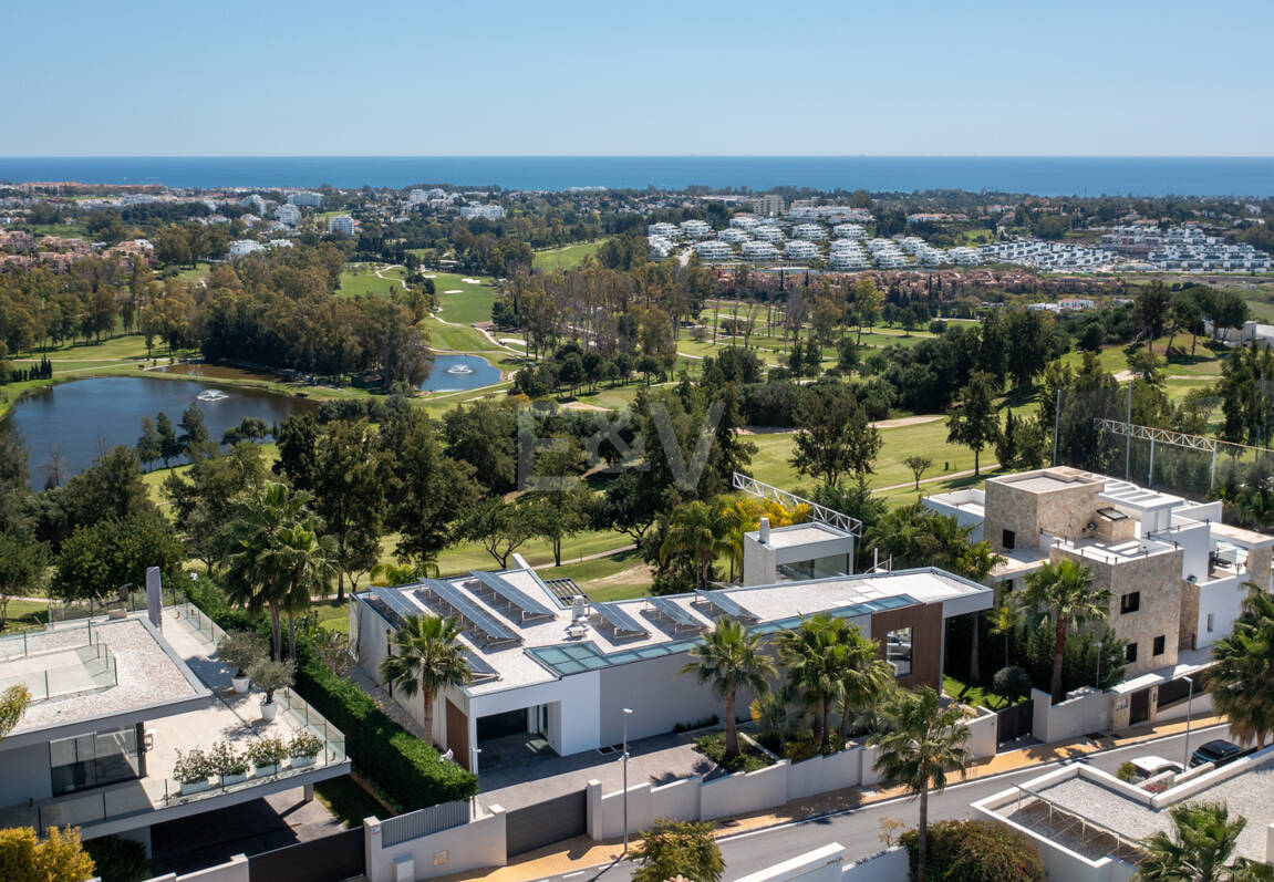 Graceful Front Line Golf Residence with Panoramic Views and Smart Automation