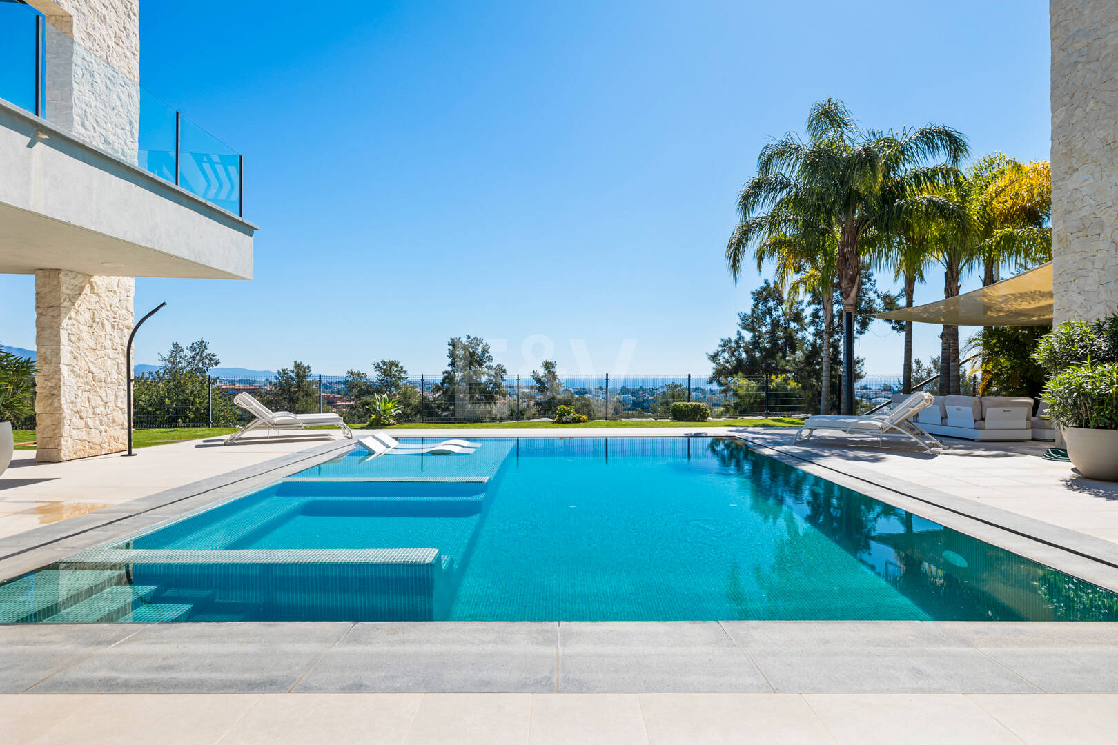 Graceful Front Line Golf Residence avec vues panoramiques et l'automatisation intelligente