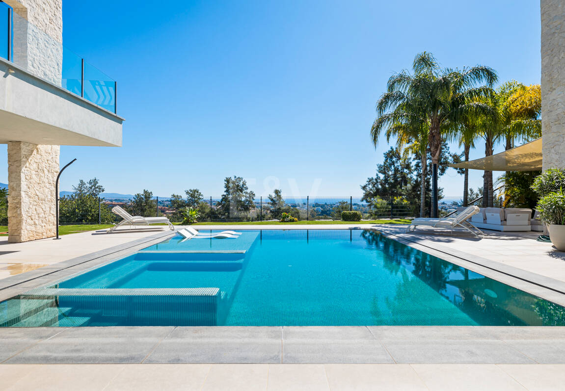 Graceful Front Line Golf Residence with Panoramic Views and Smart Automation