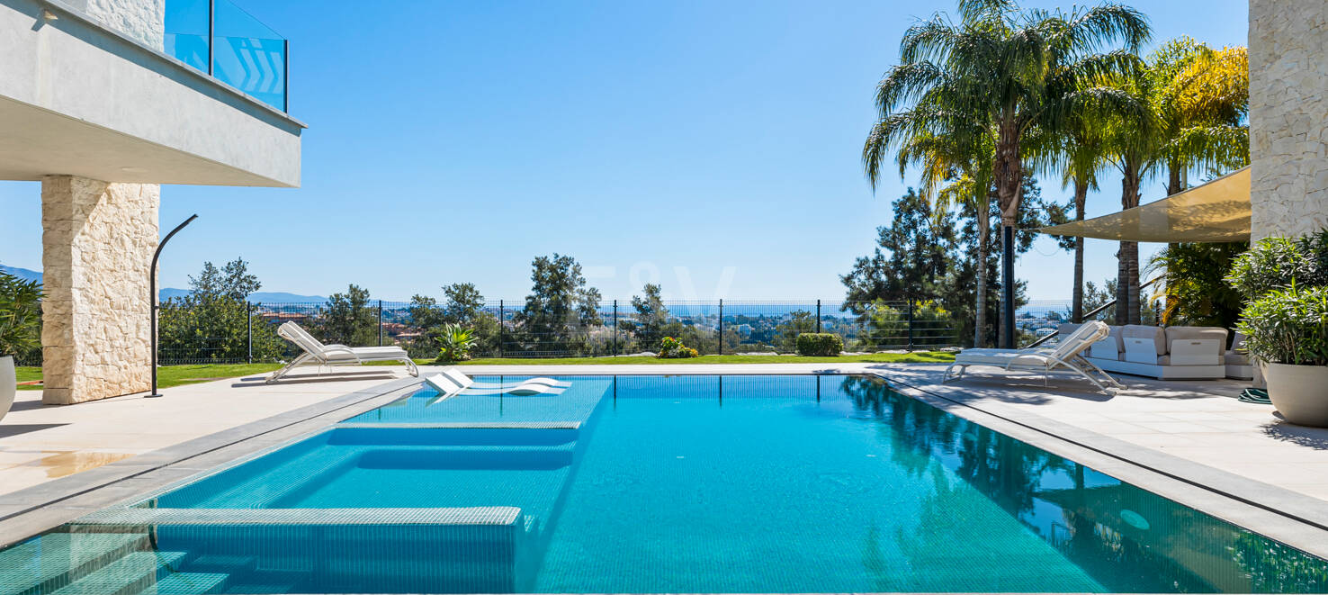 Graceful Front Line Golf Residence avec vues panoramiques et l'automatisation intelligente
