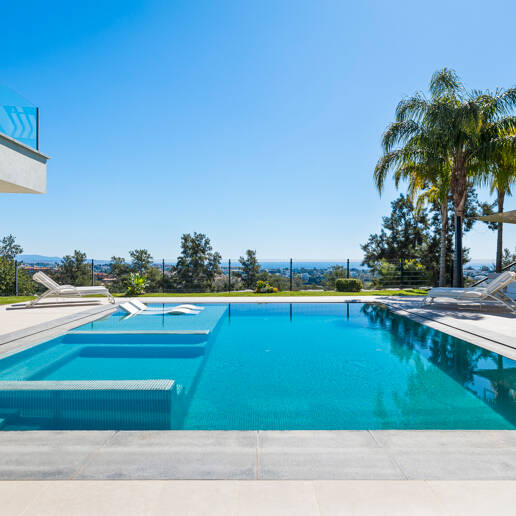 Graceful Front Line Golf Residence avec vues panoramiques et l'automatisation intelligente