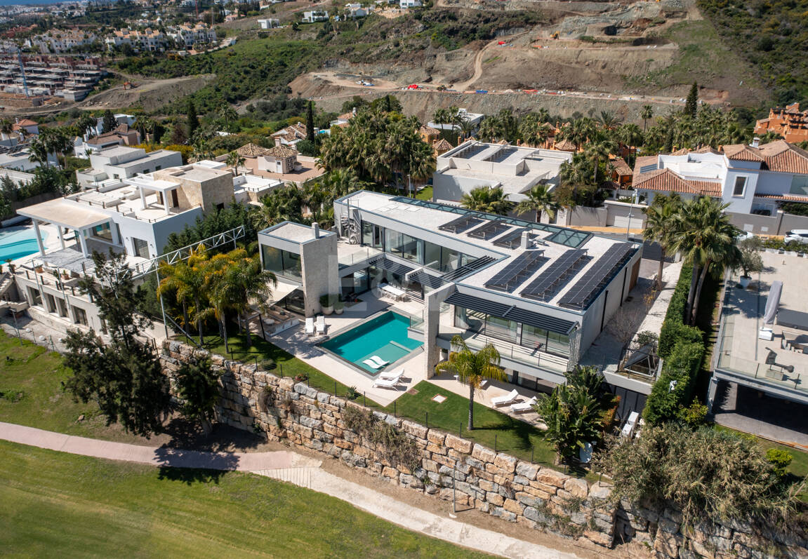 Graceful Front Line Golf Residence with Panoramic Views and Smart Automation