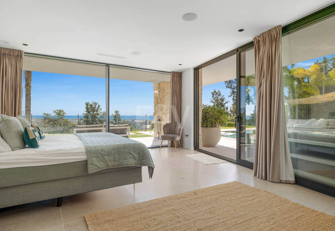 Graceful Front Line Golf Residence with Panoramic Views and Smart Automation