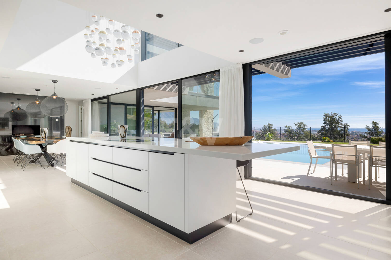 Graceful Front Line Golf Residence with Panoramic Views and Smart Automation