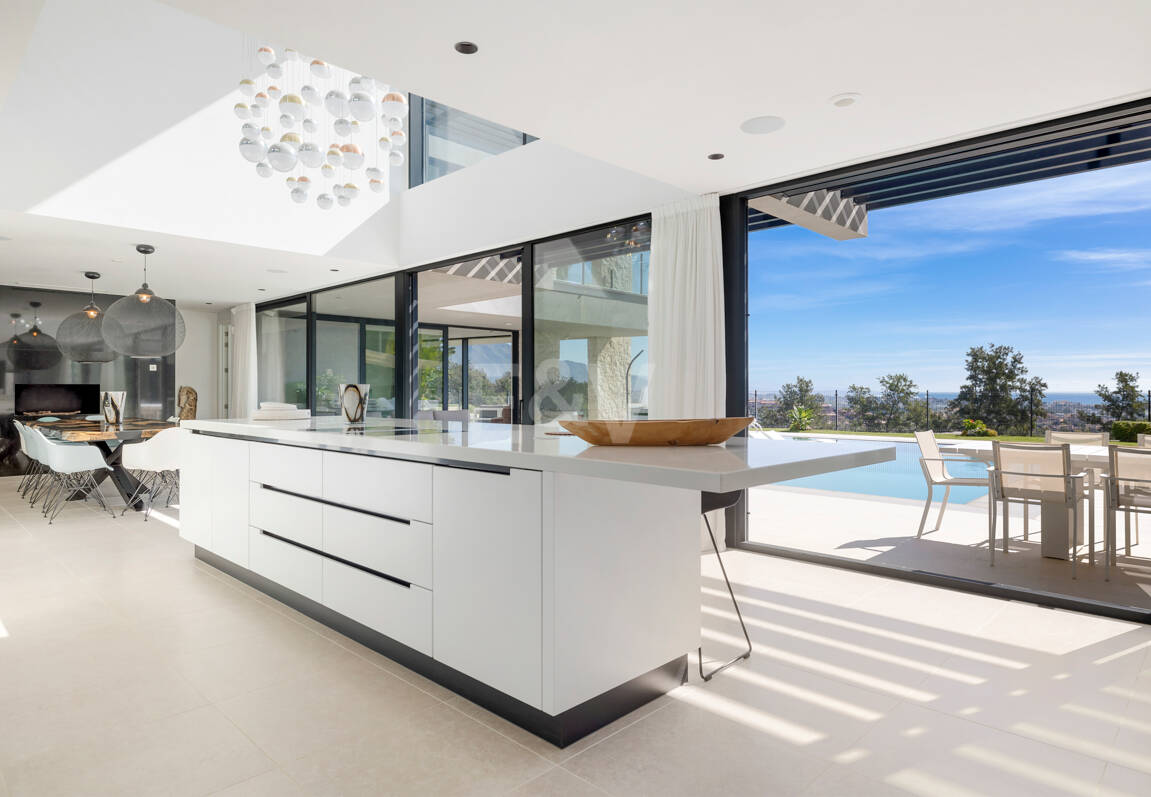 Graceful Front Line Golf Residence with Panoramic Views and Smart Automation