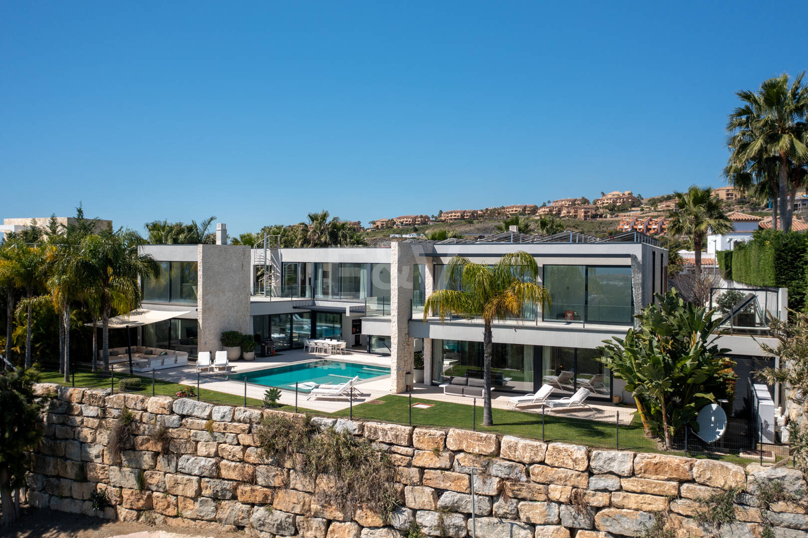 Graceful Front Line Golf Residence avec vues panoramiques et l'automatisation intelligente