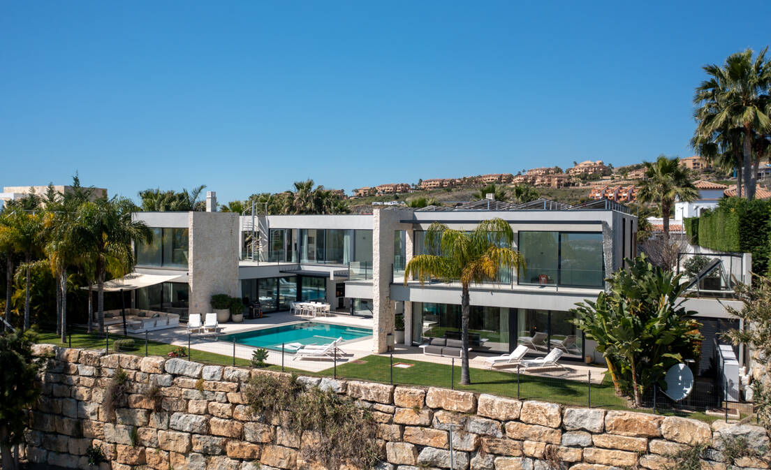 Graceful Front Line Golf Residence med Panoramic Views och Smart Automation