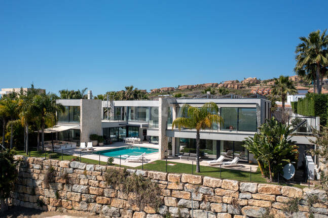 Graceful Front Line Golf Residence with Panoramic Views and Smart Automation