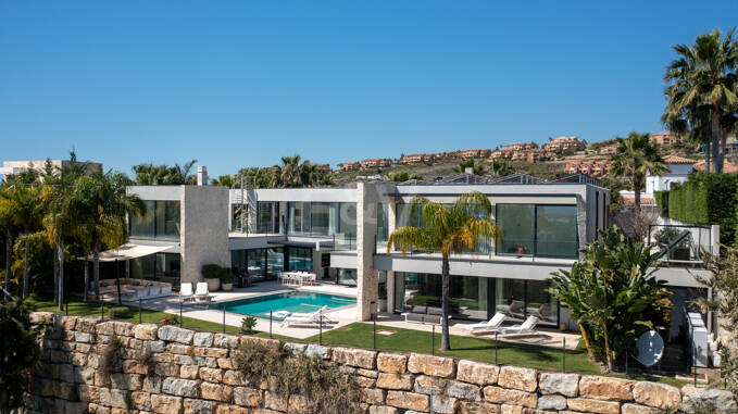 Graceful Front Line Golf Residence with Panoramic Views and Smart Automation