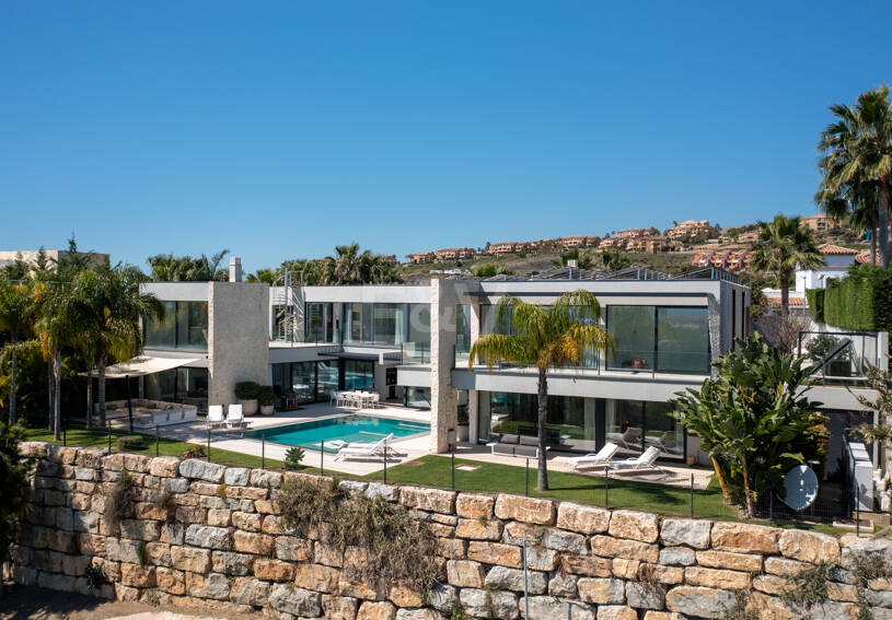 Graceful Front Line Golf Residence with Panoramic Views and Smart Automation