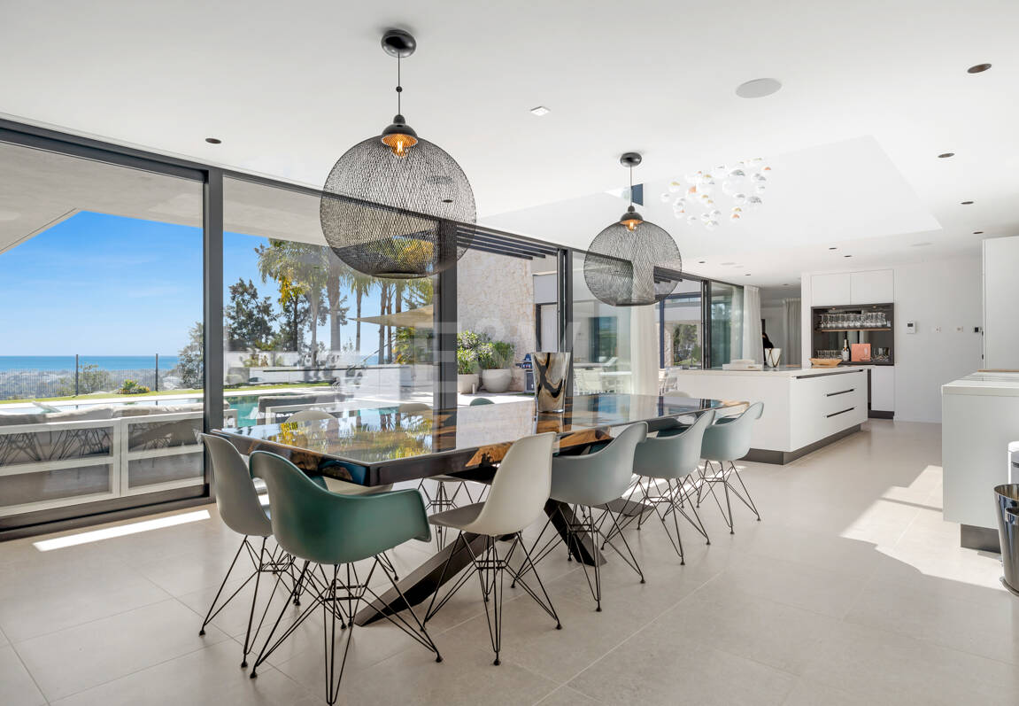 Graceful Front Line Golf Residence with Panoramic Views and Smart Automation