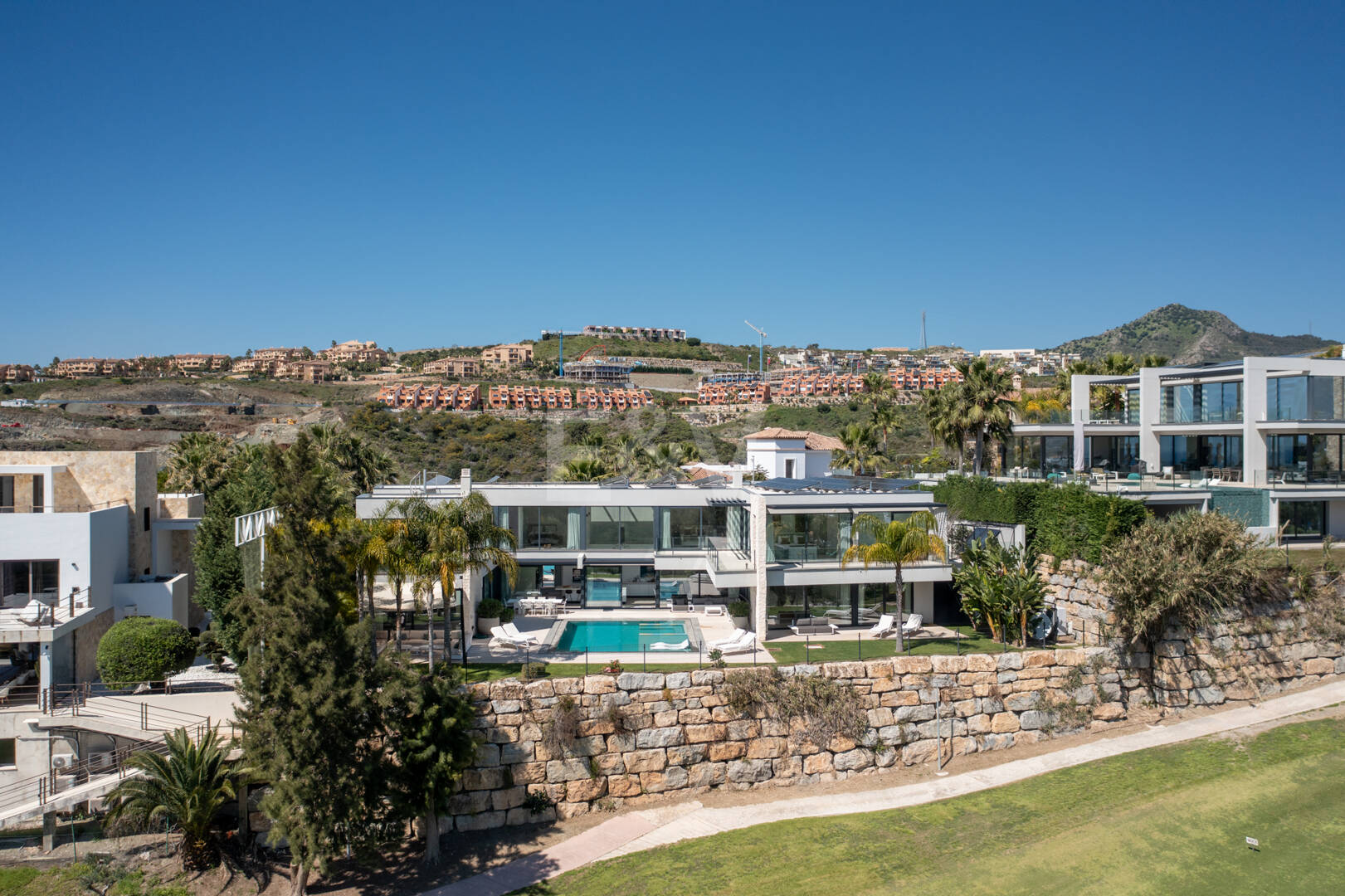 Graceful Front Line Golf Residence with Panoramic Views and Smart Automation