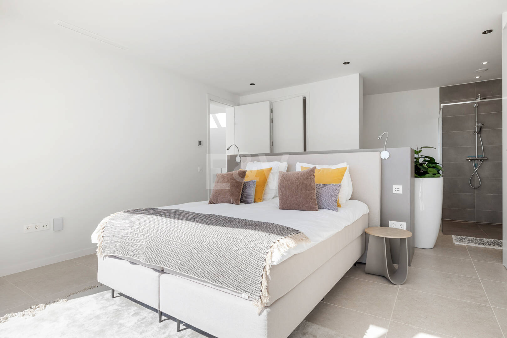 Graceful Front Line Golf Residence with Panoramic Views and Smart Automation