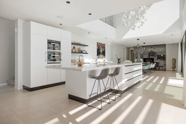 Graceful Front Line Golf Residence with Panoramic Views and Smart Automation