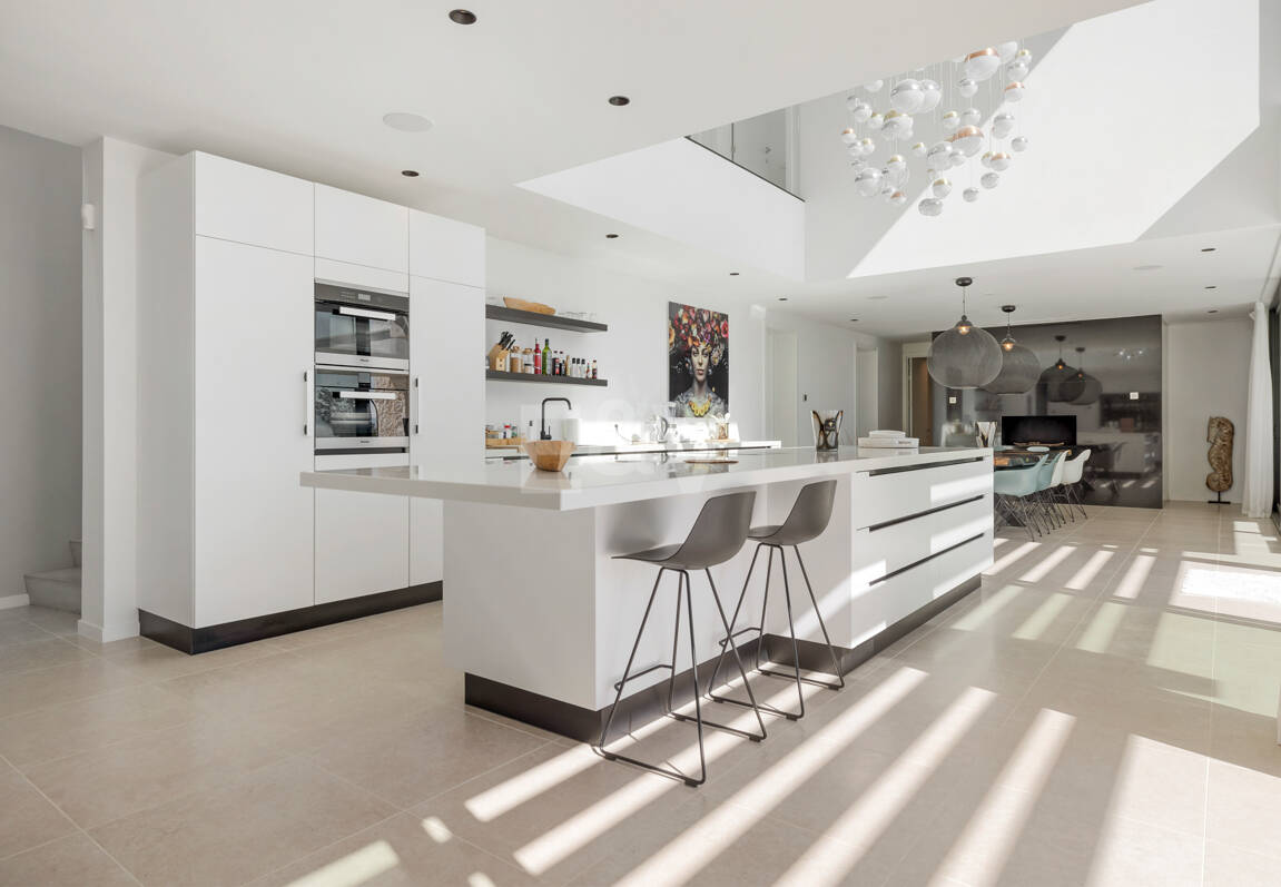 Graceful Front Line Golf Residence with Panoramic Views and Smart Automation