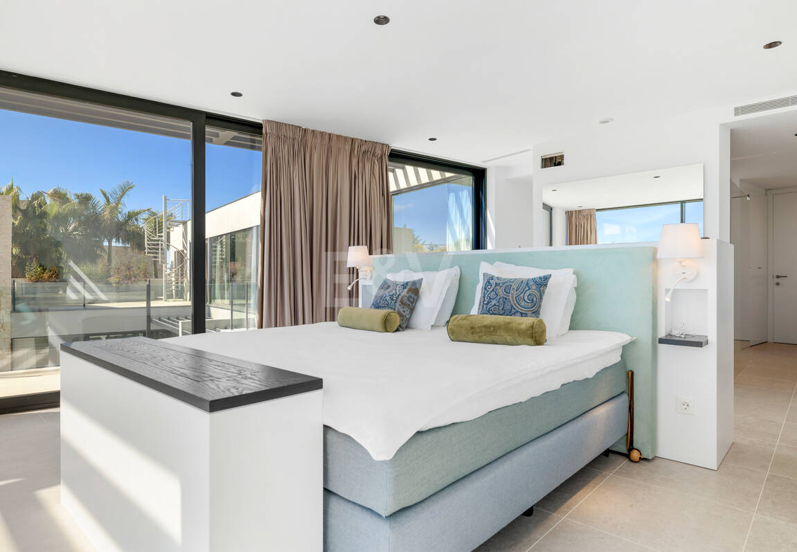 Graceful Front Line Golf Residence with Panoramic Views and Smart Automation