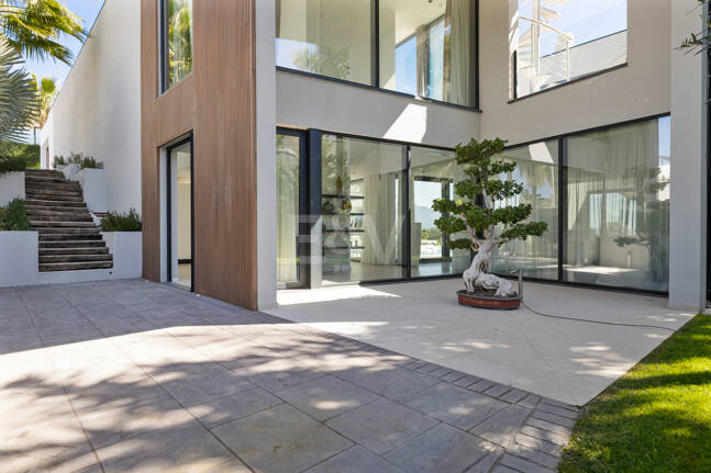 Graceful Front Line Golf Residence with Panoramic Views and Smart Automation