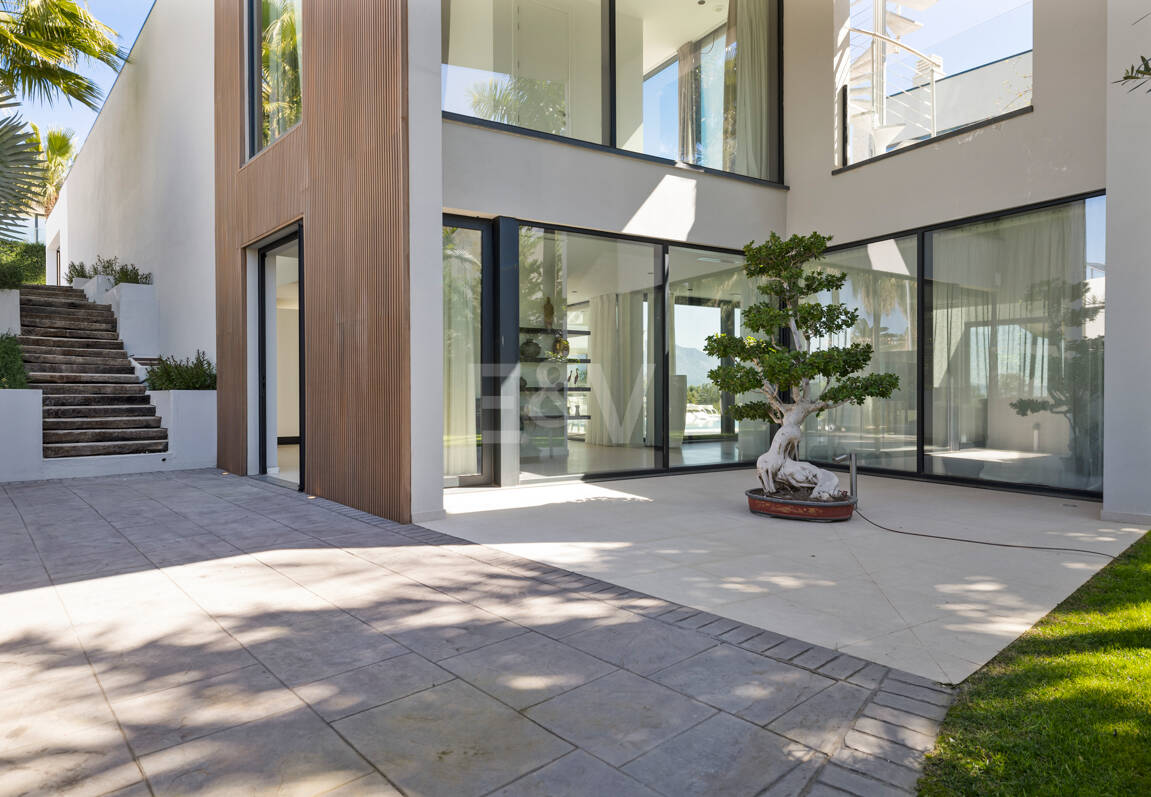 Graceful Front Line Golf Residence with Panoramic Views and Smart Automation