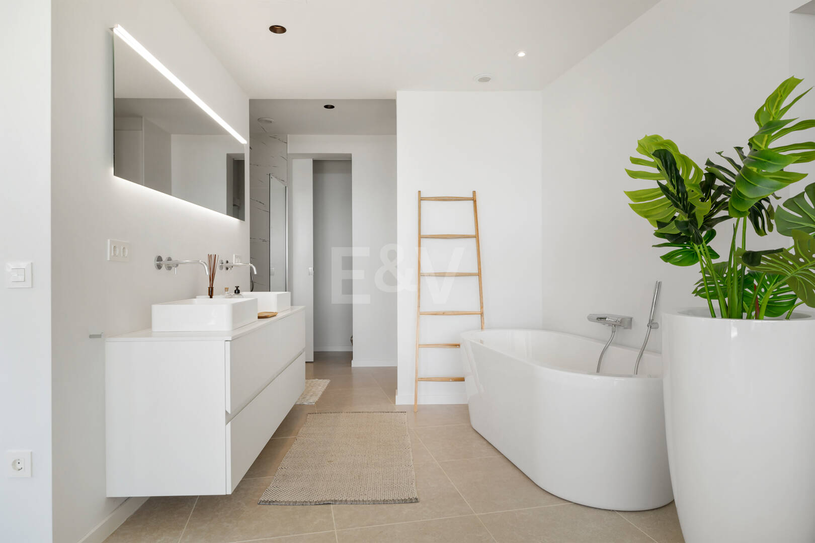 Graceful Front Line Golf Residence avec vues panoramiques et l'automatisation intelligente