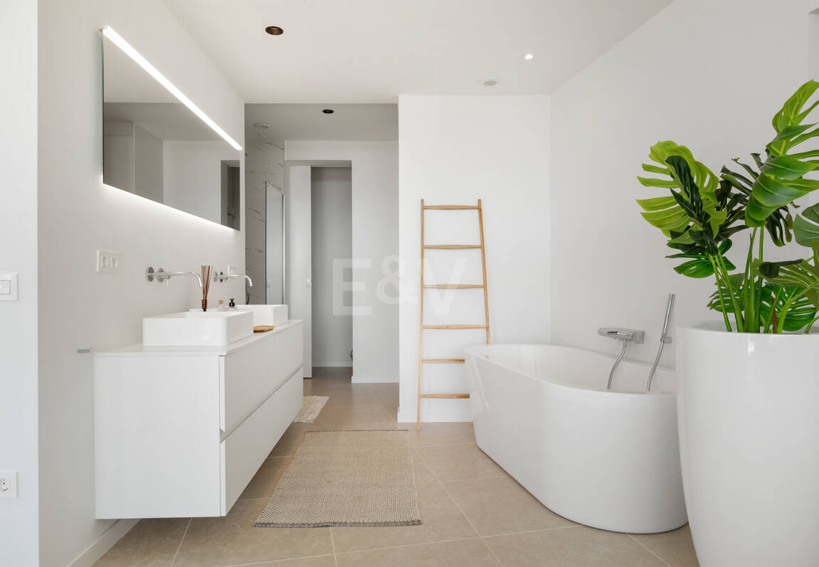 Graceful Front Line Golf Residence with Panoramic Views and Smart Automation