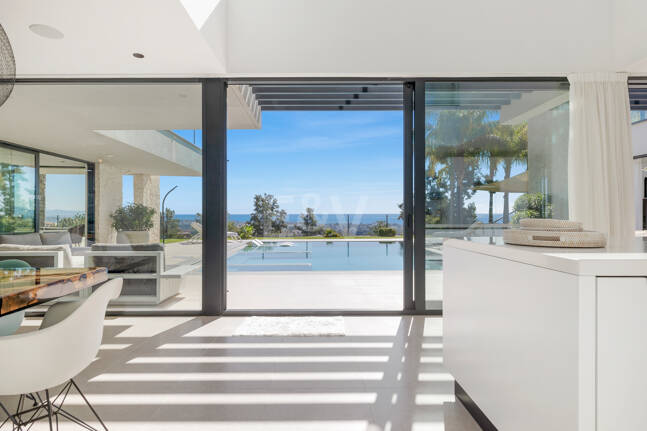 Graceful Front Line Golf Residence with Panoramic Views and Smart Automation