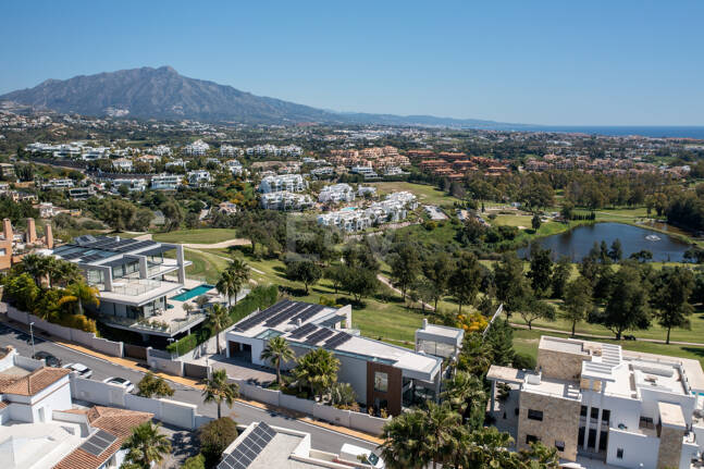 Graceful Front Line Golf Residence with Panoramic Views and Smart Automation