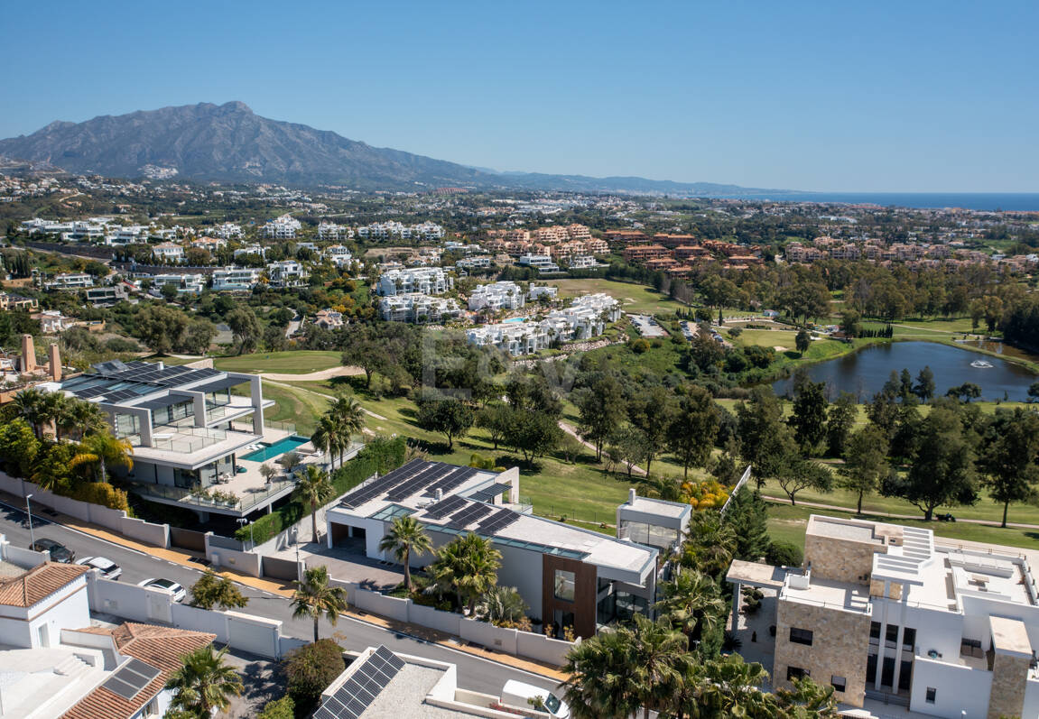 Graceful Front Line Golf Residence with Panoramic Views and Smart Automation