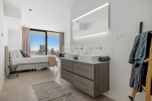 Graceful Front Line Golf Residence with Panoramic Views and Smart Automation