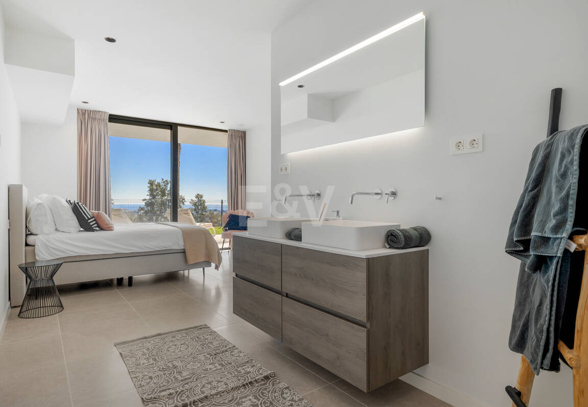 Graceful Front Line Golf Residence with Panoramic Views and Smart Automation