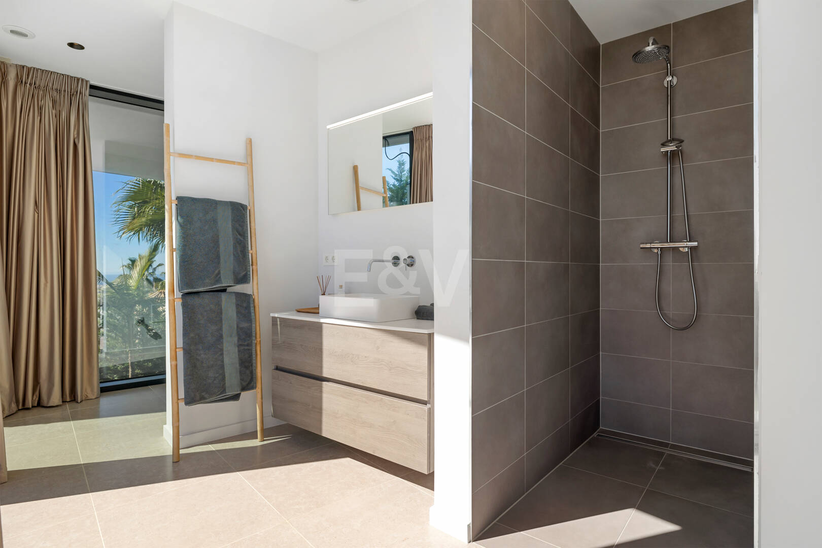 Graceful Front Line Golf Residence avec vues panoramiques et l'automatisation intelligente