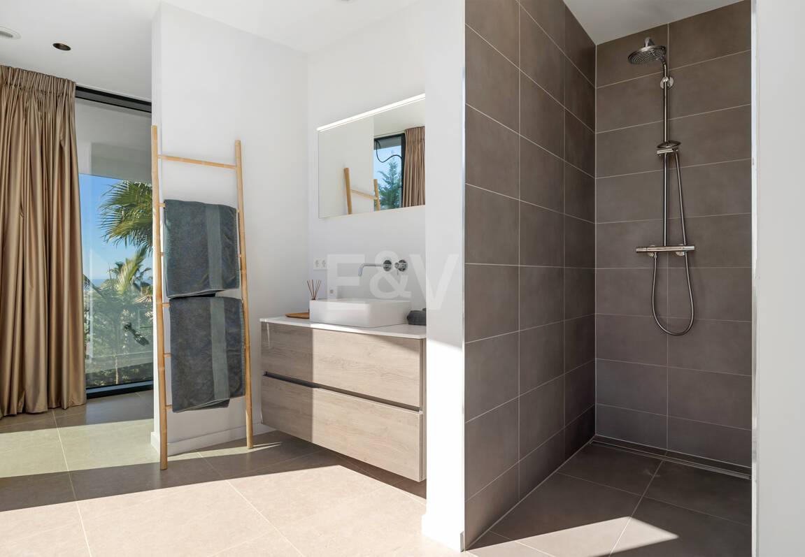 Graceful Front Line Golf Residence with Panoramic Views and Smart Automation