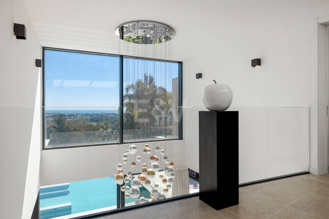 Graceful Front Line Golf Residence with Panoramic Views and Smart Automation