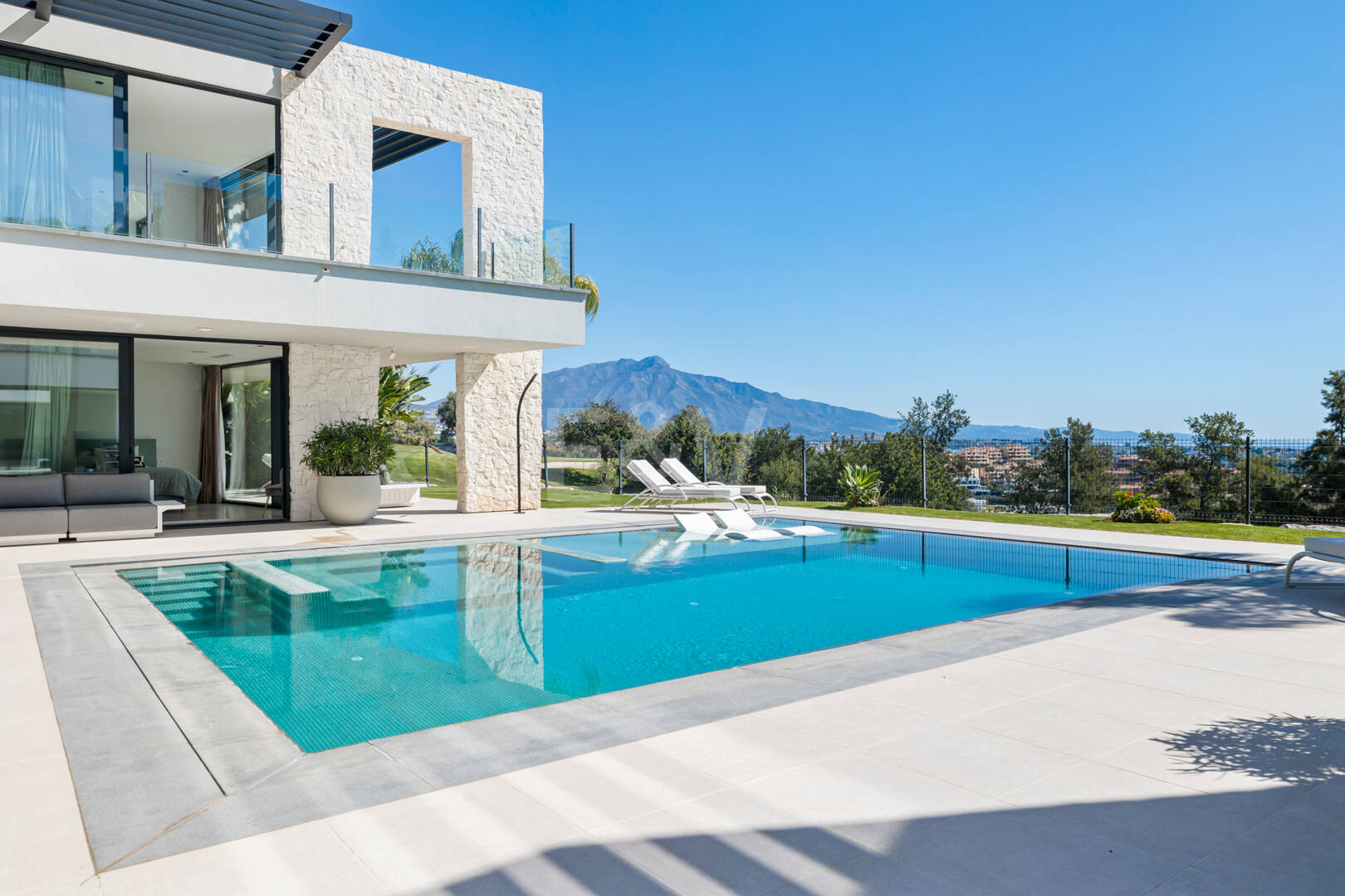 Graceful Front Line Golf Residence avec vues panoramiques et l'automatisation intelligente