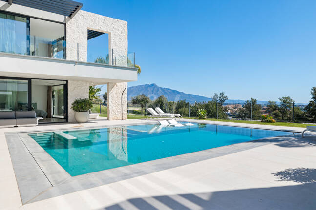 Graceful Front Line Golf Residence with Panoramic Views and Smart Automation