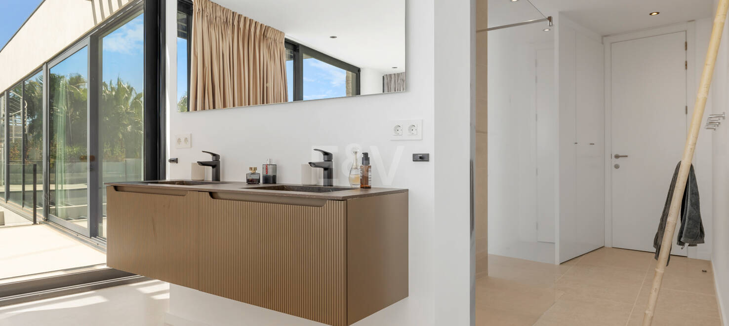 Graceful Front Line Golf Residence avec vues panoramiques et l'automatisation intelligente