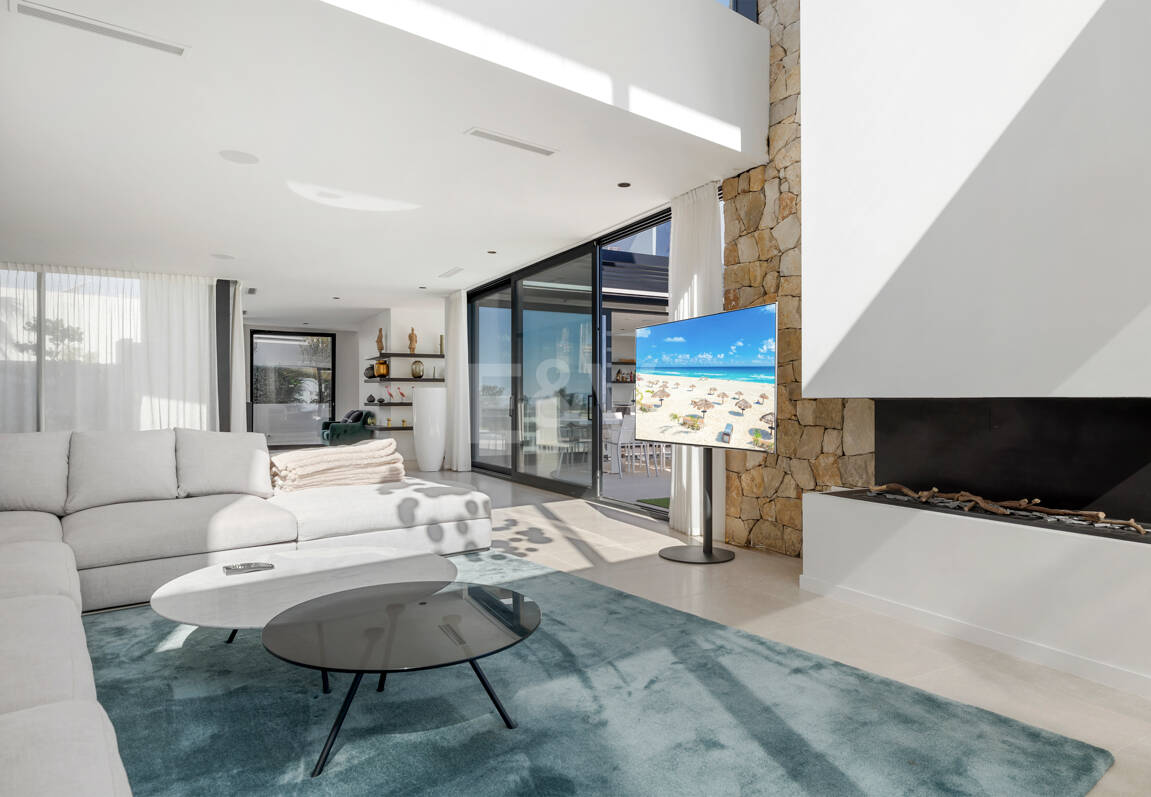 Graceful Front Line Golf Residence with Panoramic Views and Smart Automation