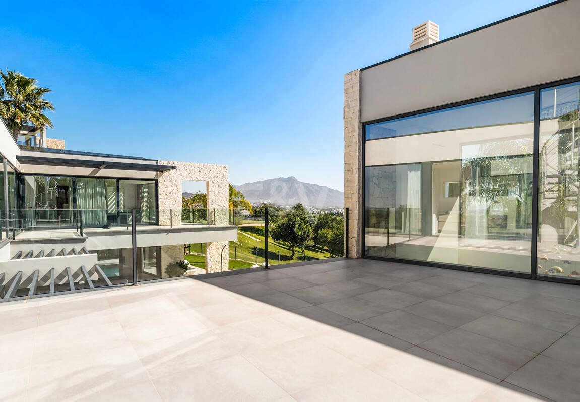 Graceful Front Line Golf Residence with Panoramic Views and Smart Automation