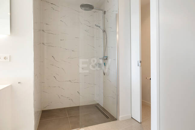 Graceful Front Line Golf Residence with Panoramic Views and Smart Automation