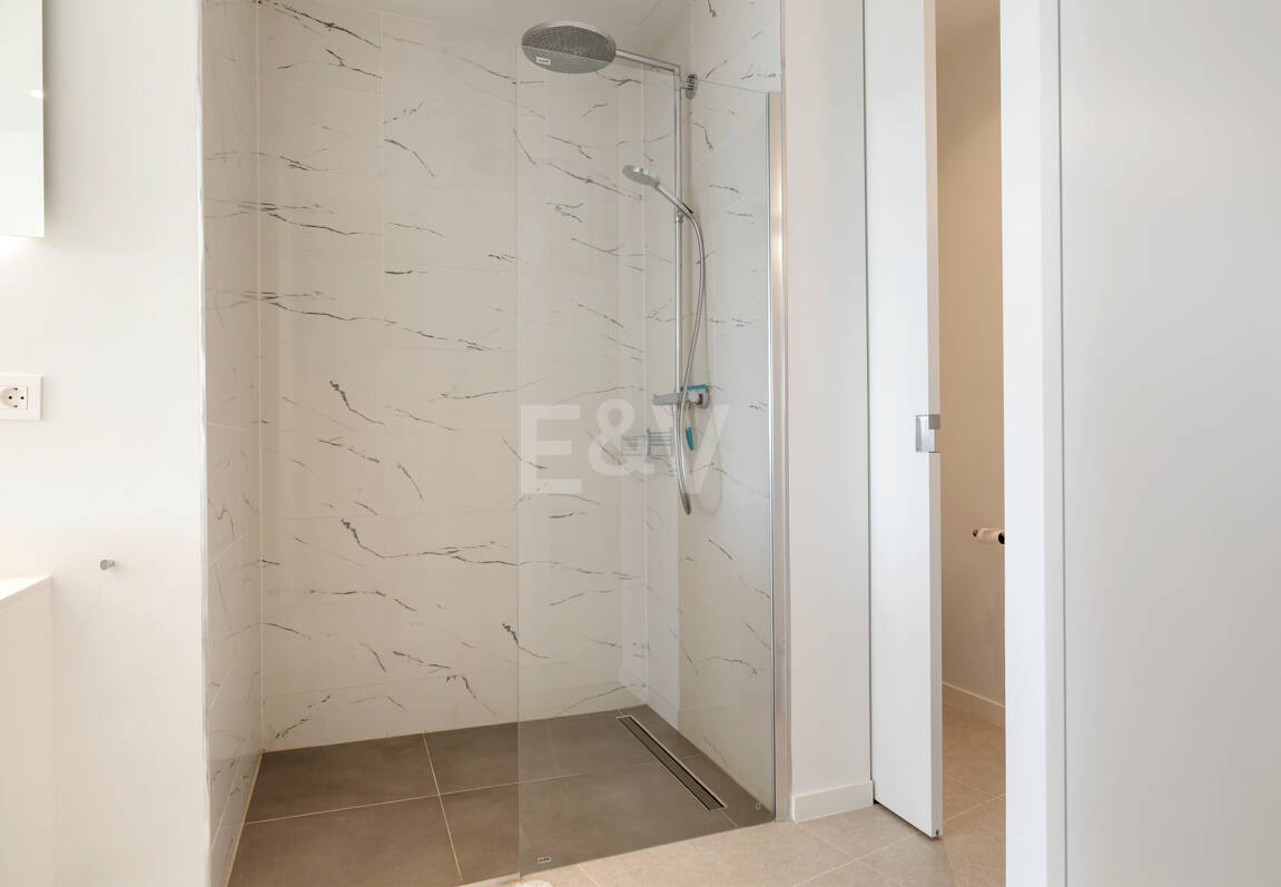 Graceful Front Line Golf Residence with Panoramic Views and Smart Automation